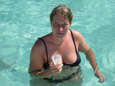 Was Sie da wohl trinkt