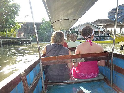 Auf der Fahrt zu den Schwimmenden Märkten