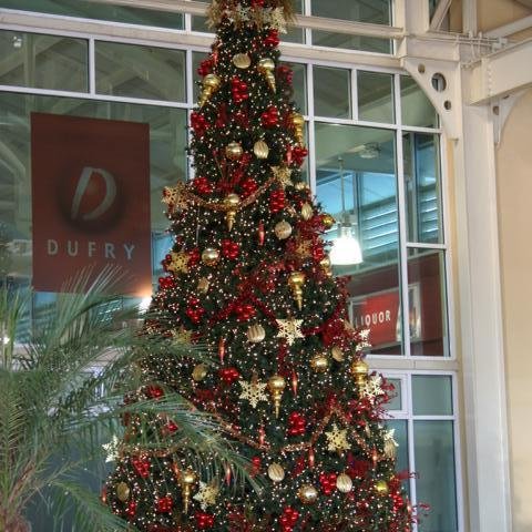 Weihnachtsbaum am Flughafen