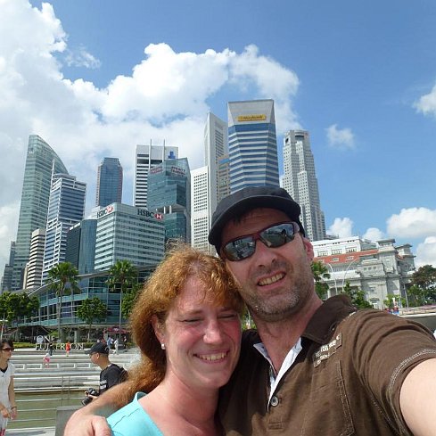Bianka und Rainer vor der Skyline Singapur