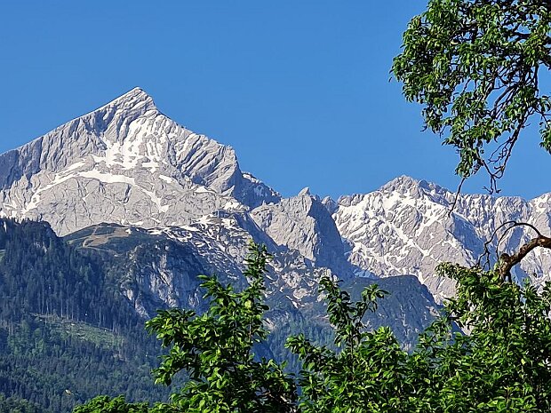 Wanderung zum Schachenhaus (1866 Meter) Wanderung zum Schachenhaus (1866 Meter)