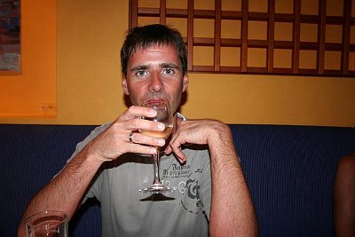 Rainer trinkt Wein