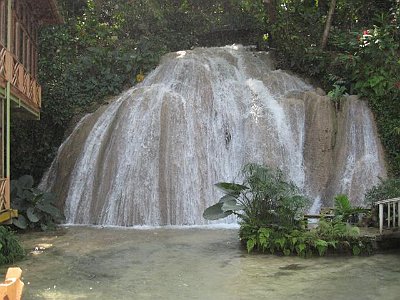 Wasserfall im Botanischen Garten