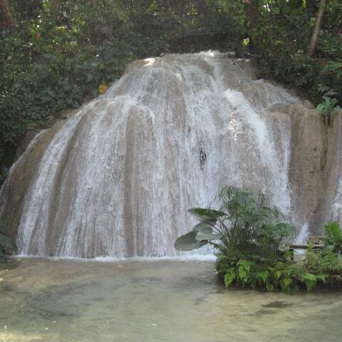 Wasserfall im Botanischen Garten