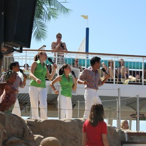 Showensemble am Pool 1