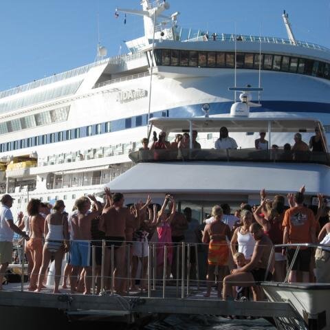 Die AIDAvita im Hafen von St. Johns (Antigua)