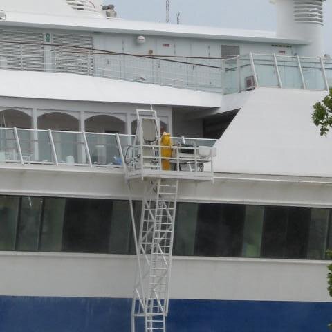 Hier werden die Fenster geputzt