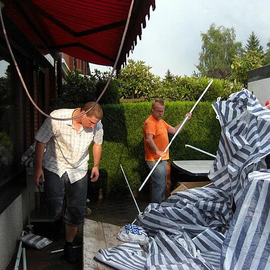 ZerstÃ¶rtes Zelt duch Unwetter 4