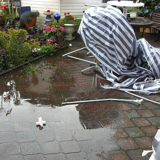 ZerstÃ¶rtes Zelt duch Unwetter 5