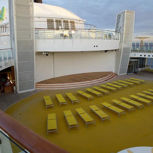 P1010964 Showbühne am Pooldeck