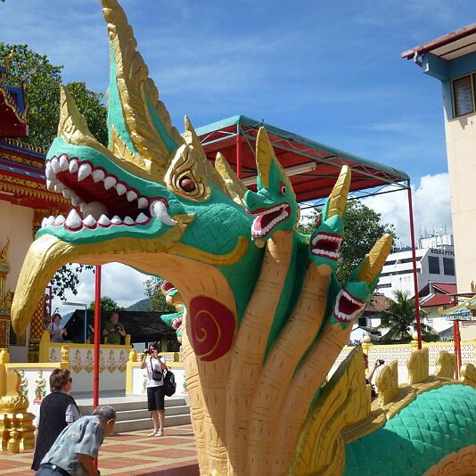 Ein Drache (sieht aus wie Frau Mahlzahn bei Jim Knopf)