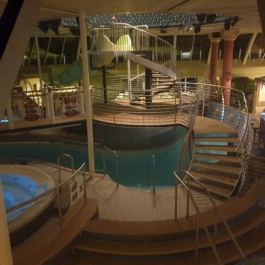 20200212_225642 Innen gibt es sogar ein kleines Schwimmbad