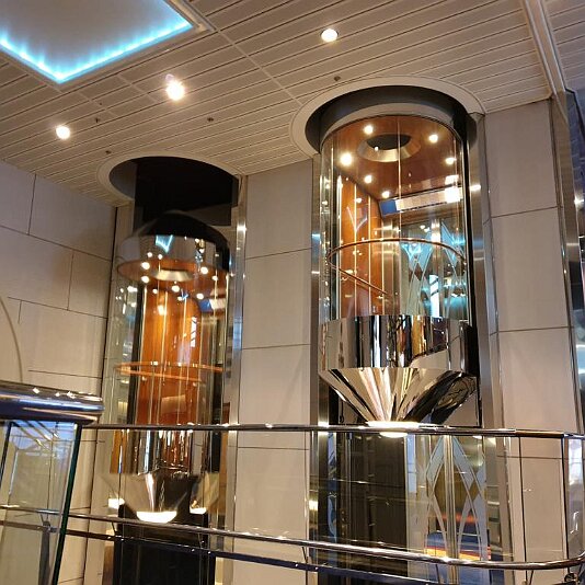 20200213_080641 Einer von 14 Fahrstühlen an Bord