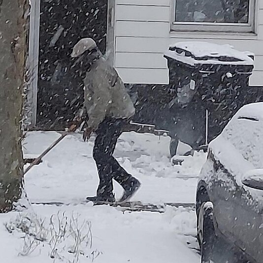 20210129_150521 Vermutlich sein erstes Mal Schneeschippen.