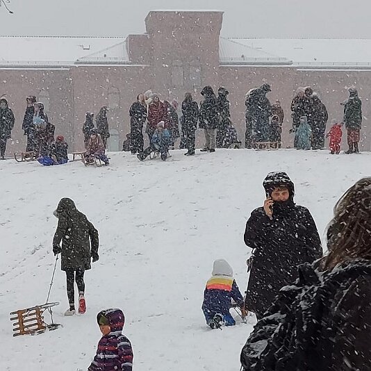 20210129_154631 Auch am Rodelberg ist jede Menge los. Die Kinder haben ihren Spaß.