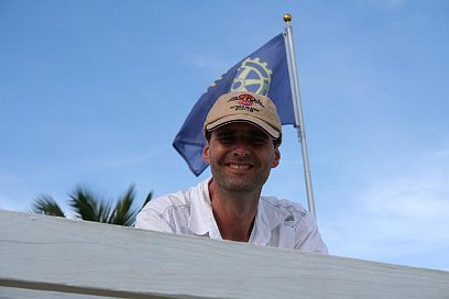 Rainer grinst von einem Dach