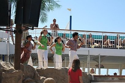 Showensemble am Pool 1