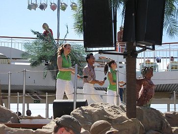 Showensemble am Pool 2