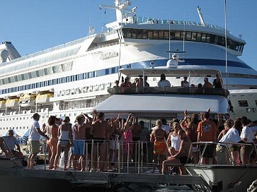 Die AIDAvita im Hafen von St. Johns (Antigua)