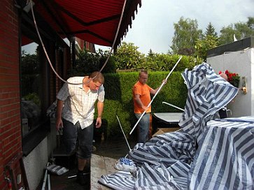 ZerstÃ¶rtes Zelt duch Unwetter 4