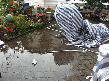 ZerstÃ¶rtes Zelt duch Unwetter 5