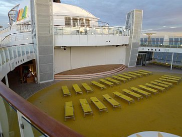 P1010964 Showbühne am Pooldeck