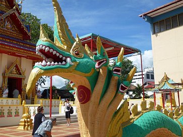 Ein Drache (sieht aus wie Frau Mahlzahn bei Jim Knopf)