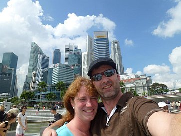 Bianka und Rainer vor der Skyline Singapur
