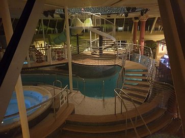 20200212_225642 Innen gibt es sogar ein kleines Schwimmbad