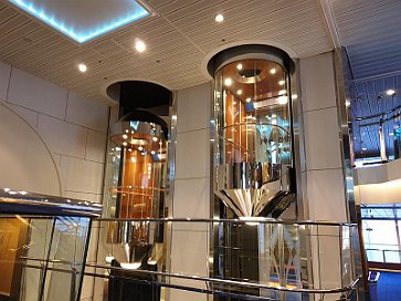 20200213_080641 Einer von 14 Fahrstühlen an Bord