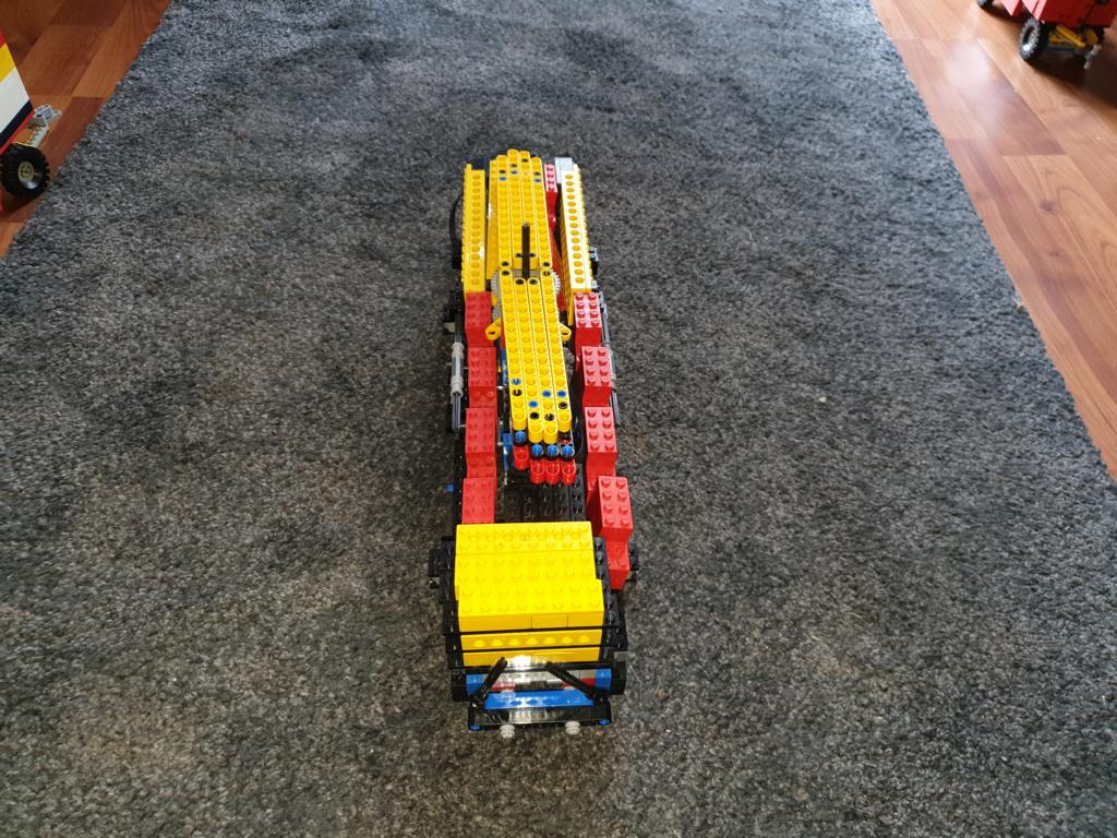 Der erste Wagen wird in das Karussell integriert. 