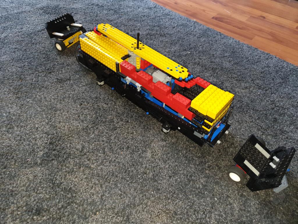 Die Rder des ersten Packwagen werden abmontiert. 